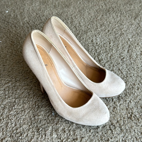 Beige suede heels - Picture 2 of 4